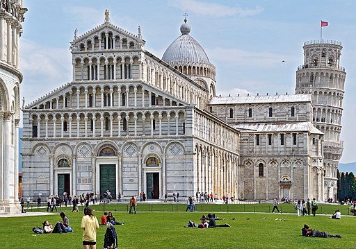 Piazza del Duomo in Pisa: Blick vom Baptisterium zum Dom und Schiefen Turm von Pisa (UNESCO-Weltkulturerbe in Italien). Piazza dei Miracoli! Pisa, Italy