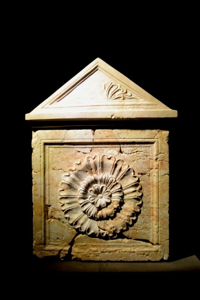 הסרקופג המשוחזר של המלך הורדוס שנמצא בהריסות המאוזוליאום של המלך במדרון החיצוני בהרודיון.