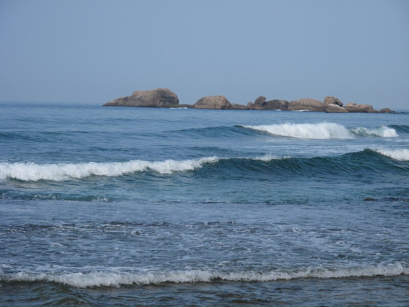 File:Hikkaduwa, sea with rocks.JPG