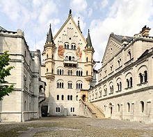English: Castle Neuschwanstein, view from location of unrealized chapel along upper courtyard level: Bower (left), Palas