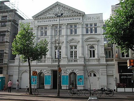 Vue du Hollandsche Schouwburg, ancien théâtre devenu un monument aux morts au lendemain de la Seconde Guerre mondiale, sur le Plantage Middenlaan.