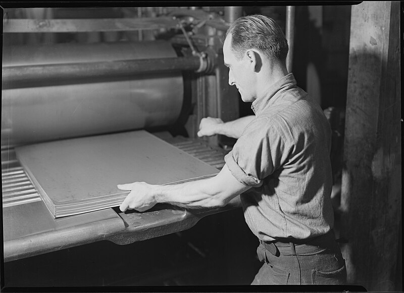 File:Holyoke, Massachusetts - Paper. American Writing Paper Co. Pressing. - NARA - 518331.jpg