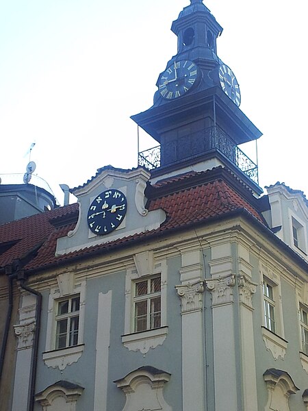 File:Horloge hébraïque (Ancienne mairie Josefov).jpg