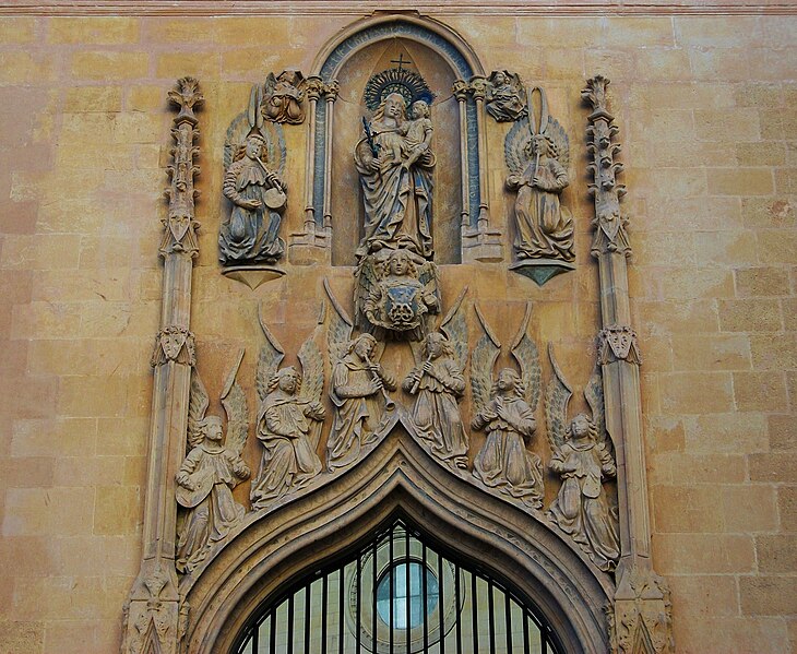 File:Hospital Reial de Xàtiva, portada amb àngels músics envoltant la Mare de Déu.JPG
