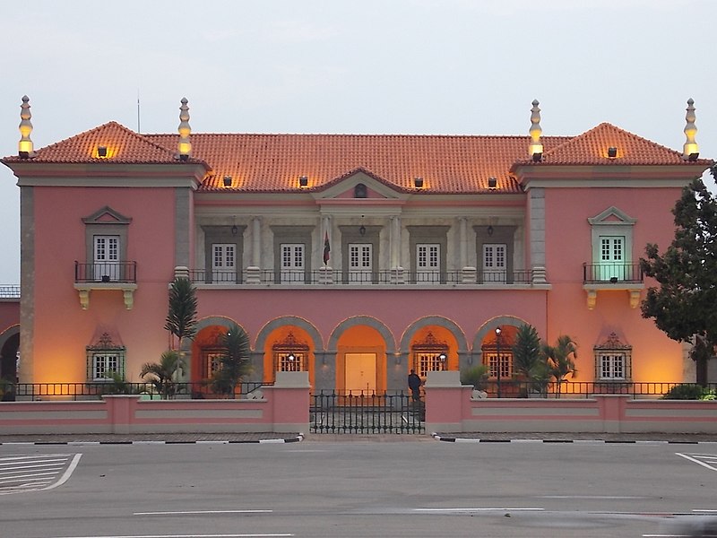 File:Huambo, Palácio do Governador (cropped2).jpg
