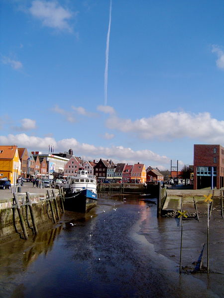 File:Husum Harbour d.jpg