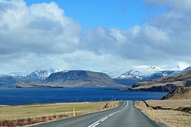 Road 47 at the south side of the fjord; in the background some volcanic mountains of w:Ice Age origin :Hvalfell, Múlafjall and Botnssúlur