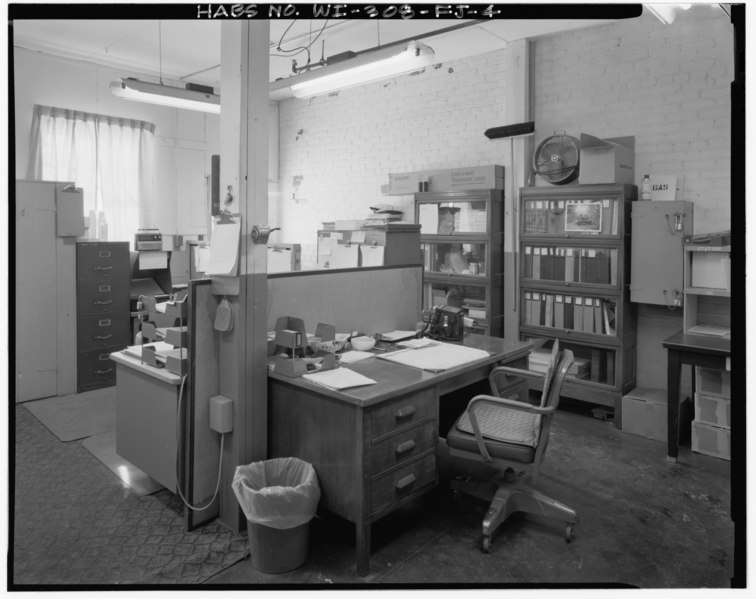 File:INTERIOR VIEW OF OFFICE, LOOKING SOUTHWEST - Fort McCoy, Building No. T-2122, South Side of South Seventh Avenue, halfway Between South "H" and South "J" Streets, Sparta, HABS WIS,41-SPAR.V,1FJ-4.tif