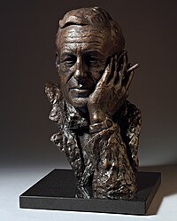 Ian Fleming som bronzebuste skulpteret af Anthony Smith