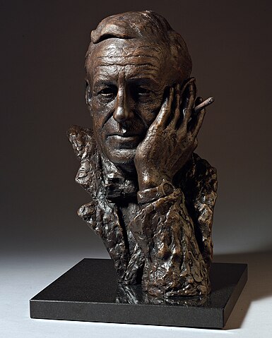 Agenda quotidien : août 2023 385px-Ian-Fleming-bronze-bust-by-sculptor-Anthony-Smith