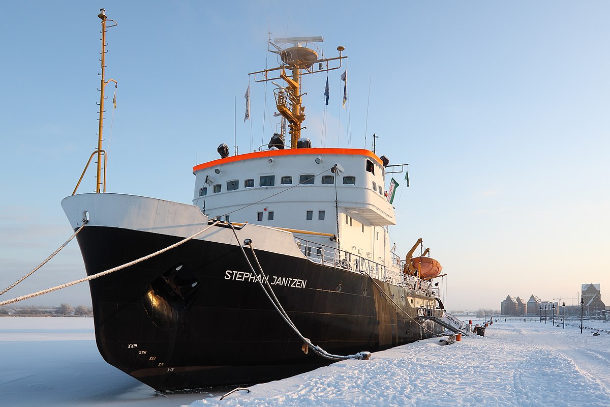 Fil:Icebreaker Jantzen in Stadthafen Rostock 2010-12-28 perspective correction-GD.jpg Wikipedia, den encyklopædi