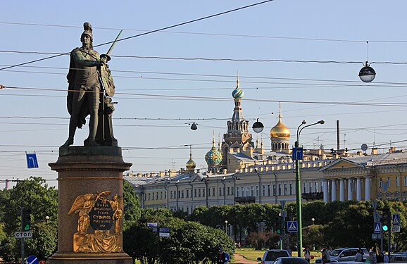 Das Denkmal für Feldmarschall A. V. Suvorov. 1801, Bronze. Höhe 3,37 m, Suworow-Platz., St. Petersburg. Im Hintergrund rechts die orthodoxe Kathedrale der Auferstehung Christi, der Erlöser des Blutes.