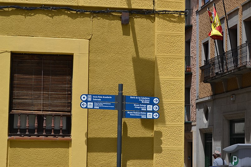 File:Indicativos turísticos de Segovia (26663550784).jpg