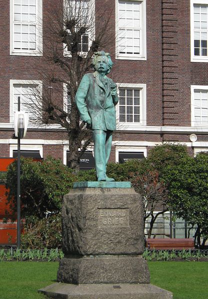 File:Ingebrigt Vik - Edvard Grieg statue i Bergen.jpg