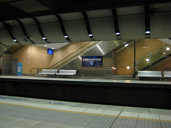 International Airport station platform, September 2007