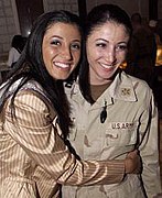 Miss New York USA 2004, Jaclyn Nesheiwat (en) (à gauche) rend visite aux troupes américaines en Irak en mars 2004. À Bagdad, elle rencontre sa sœur, le capitaine Julie Nesheiwat (à droite).
