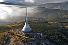 Monte Ještěd e torre de telecomunicacións.