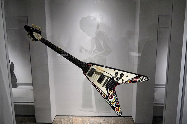 640px-Jimi_Hendrix's_"Love_Drops"_1967_Gibson_Flying_V_-_Play_It_Loud._MET_(2019-05-13_18.44.38_by_Eden,_Janine_and_Jim).jpg (640×425)