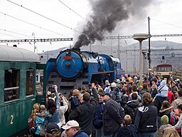 Přepřahávání lokomotivy Albatros v Berouně za nemalé pozornosti cestujících (duben 2010)