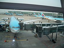 Aviones de Korean Air esperando partir.