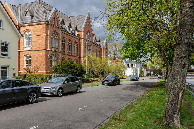 File:Kanalstrasse in Oldenburg (Oldb) mit Seniorenzentrum am Küstenkanal.jpg