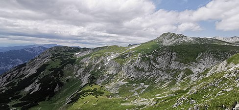 Blick über den Abschluss des Karlgrabens nach Nordwesten auf den Karlhochkogel und den Südteil der Karlalm mit dem wenig ausgeprägten Mühlbachkogel (mittig) und den Abbruch des Plateaus am Käfereck (links).