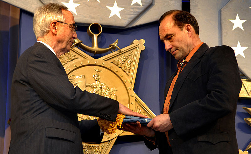 File:Keeble MOH flag presentation.JPG