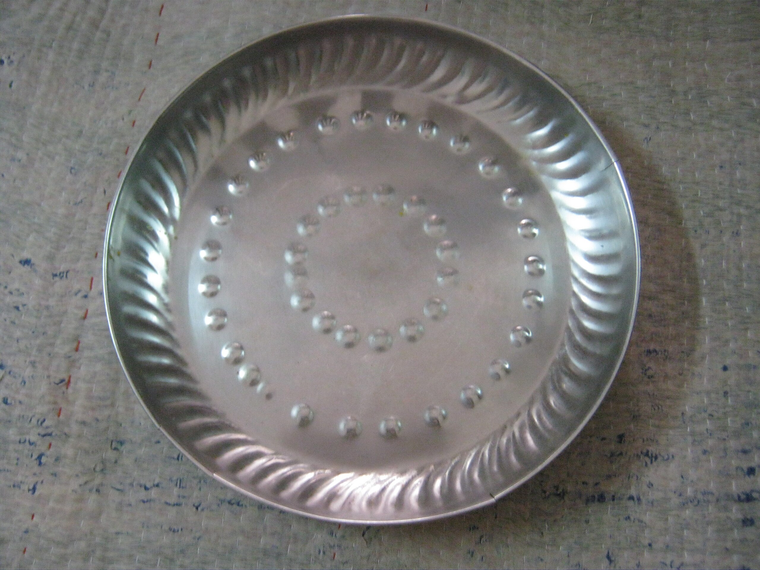 https://upload.wikimedia.org/wikipedia/commons/thumb/e/ee/Kitchenware_Steel-Plate_Rezowan.JPG/2560px-Kitchenware_Steel-Plate_Rezowan.JPG