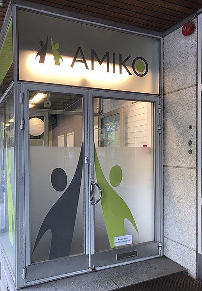 File:Kompanio « Amiko », en Lahtio, Finnlando.jpg