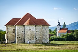 Donja Konjščina, rimokatolička crkva "Sv. Dominik"; u prvom planu Stari grad u susjednom naselju Konjščina