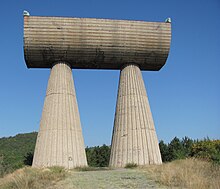 Kosovska Mitrovica monument.jpg