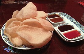 Krupuk serveret med forskellige saucer