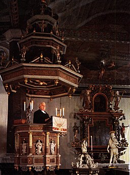 Interiør med prædikestol og alterpryd