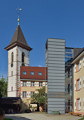 Kirchturm der Stadtkirche und die Hofseite des Dreiländermuseums