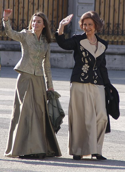 File:La reina Sofia y la princesa Letizia en la Pascua Militar de 2009.jpg