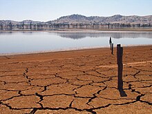 Effect of 2000s Australian drought, the worst since European settlement, on Lake Hume in 2007, according to the Bureau of Meteorology this drought was exacerbated by Climate change. Lac Hume.jpg