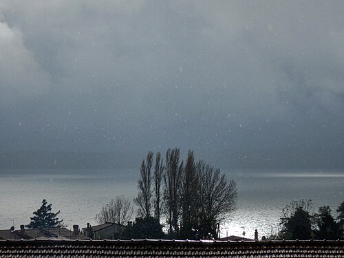 Atmosfera di grigio cielo e di acqua, Lago di Bracciano