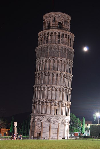 La Torre de Pisa, ejemplo de un problema originado por deformaciones importantes.