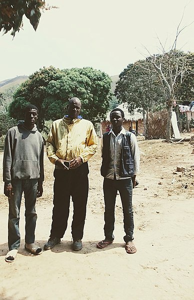 File:Les trois frères à Kikandikila.jpg