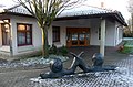 Bronzeplastik der Künstlerin Liesel Metten vor der Grundschule in Klein-Winternheim