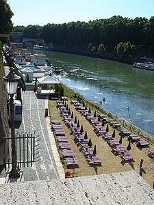 Lungotevere sotto Castel Sant'Angelo: solarium sul Tevere (estate romana 2006)