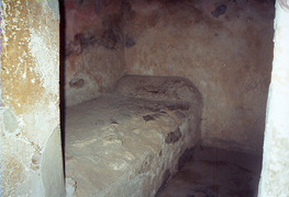 Vue intérieure d'une chambre d'un lupanar de Pompéi
