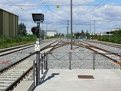 La station de Meyzieu-ZI dispose d'installations ferroviaires importantes. Ici, les voies centrales du T3