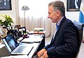 Mauricio Macri cumprimentando os atletas através do Skype