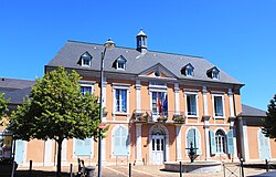 Fotografía en color de un ayuntamiento (edificio administrativo) en Séméac, Francia.