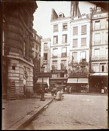 Vecchia foto in bianco e nero di una strada di Parigi.