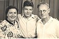 מריאנסקי עם הוריו בחדרה 1954.