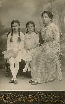 Marija Šlapelienė with daughters.jpeg