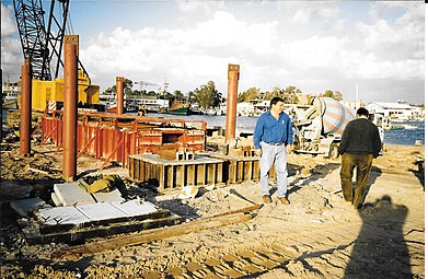 מנהל מעגנת שביט יגאל שץ מפקח על עבודת בניית המזחים, 1998.