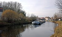 Cygnes et péniche sur le canal de Roubaix, à Marquette-lez-Lille.